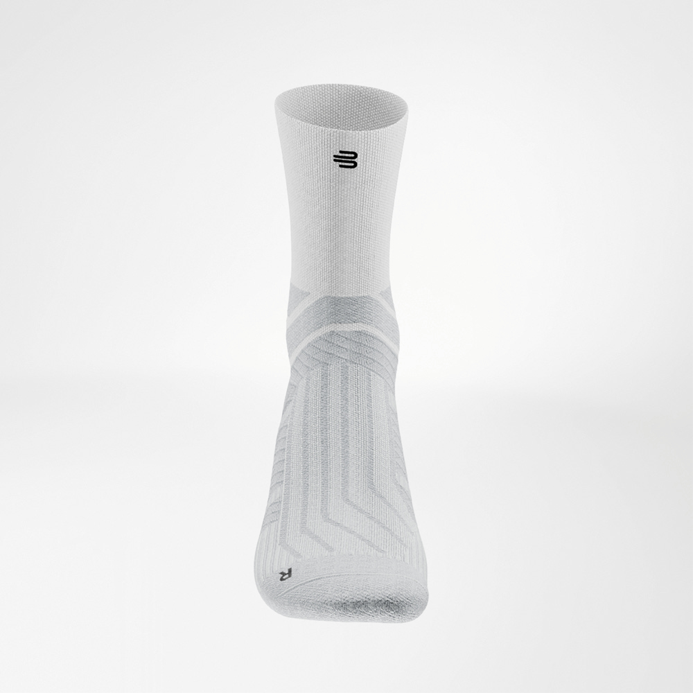 Vista frontale della calza bianca Run Performance Midcut. La calza presenta un motivo discreto sul collo del piede e il logo Bauerfeind nero sulla gamba.