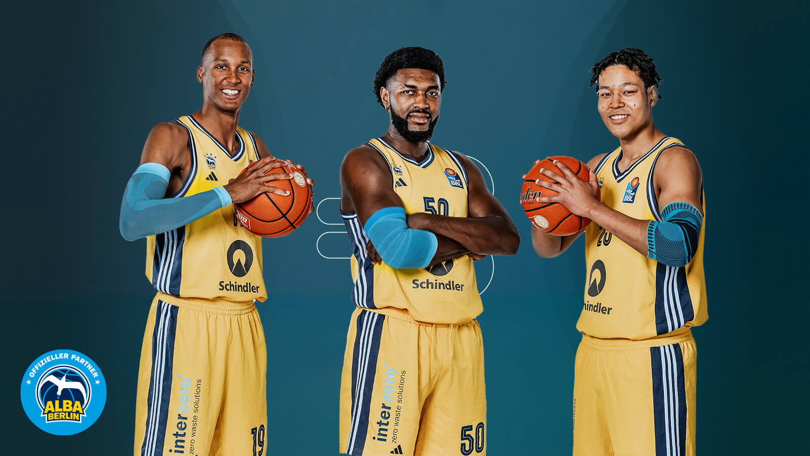 Determinati e con il supporto di Bauerfeind Sports: i giocatori dell'Alba Berlin Tre giocatori di basket dell'Alba Berlin sono in piedi davanti a uno sfondo blu e guardano risolutamente verso la telecamera. Due di loro hanno una palla in mano e la tengono sollevata, uno agita le braccia.