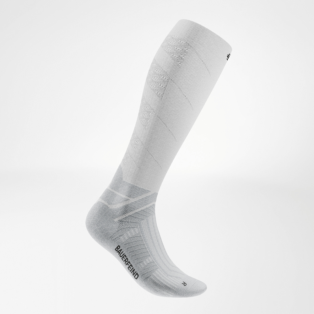 Vista laterale della calza destra Run Performance Socks Long bianca, con zone di compressione visibili e struttura marcata sul collo del piede.