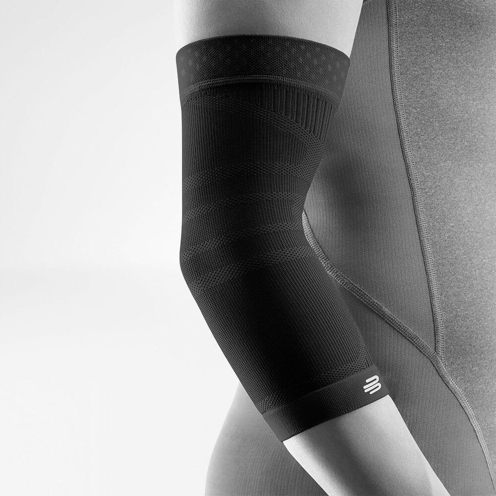 Vista completa dei neri sportivi per il gomito sul corpo grigio stilizzato