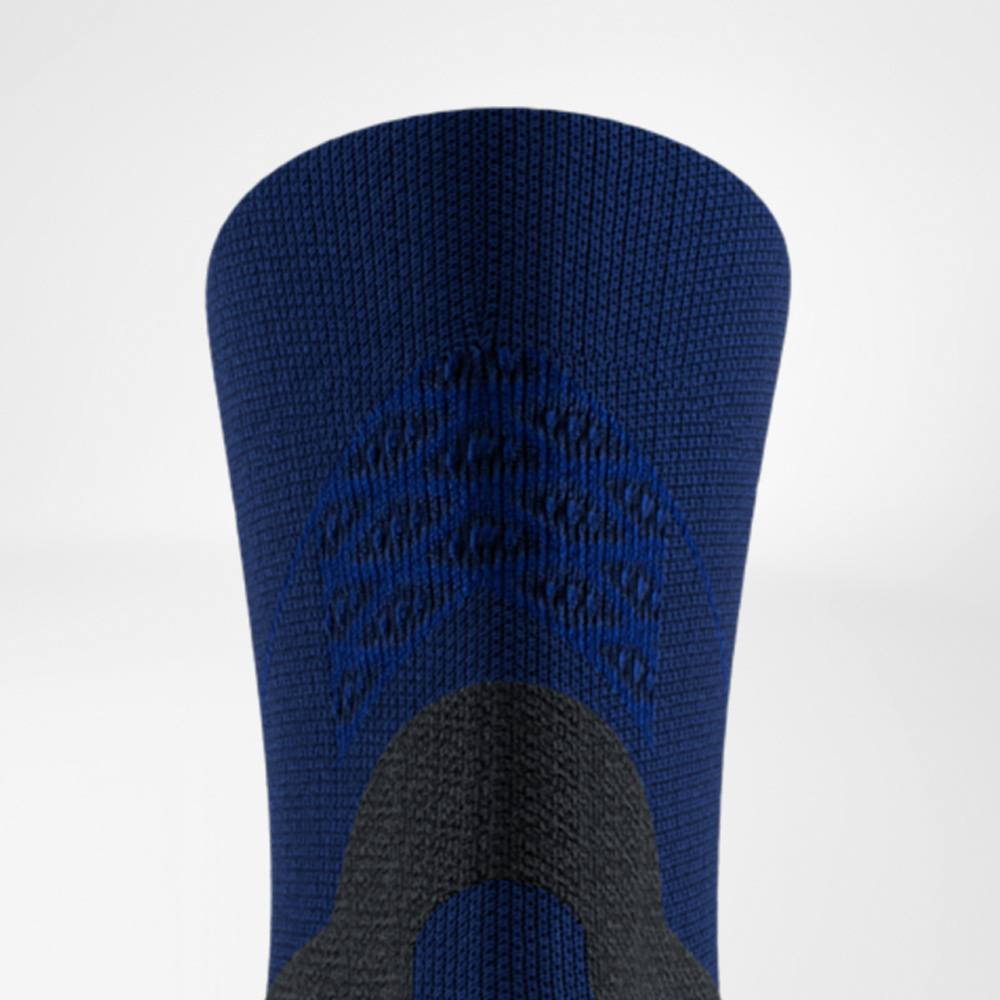 Dettaglio delle Run Performance Midcut Socks in blu navy con sezione nera. Ben visibili i 3D-dots integrati sul gambale, che offrono ventilazione mirata e stabilità.
