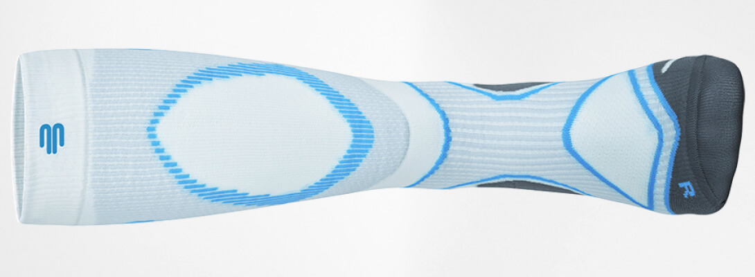 Vista frontale completa dei calzini a compressione bianchi-blu per la corsa - sdraiati sul fianco