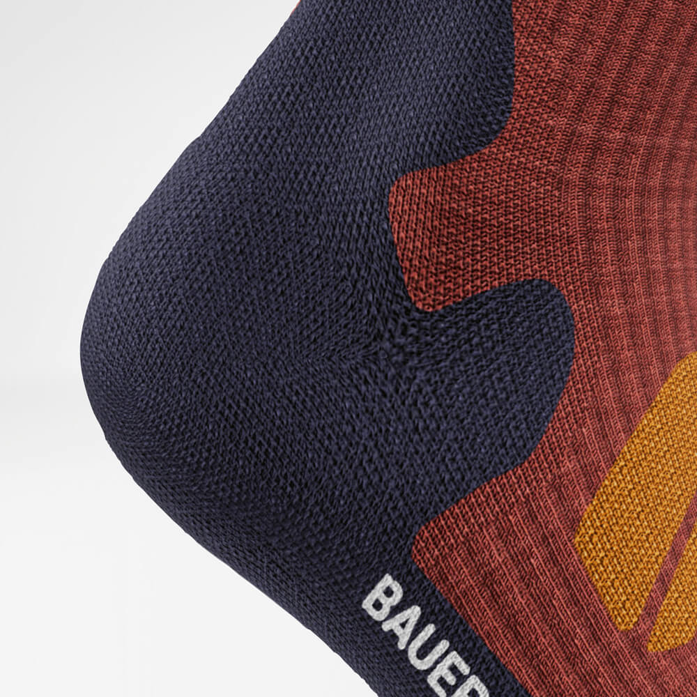 Primo piano del tallone dei Merino Outdoor Socks. La sezione rinforzata del tallone garantisce stabilità, una vestibilità perfetta e sollievo dalla pressione ad ogni passo.