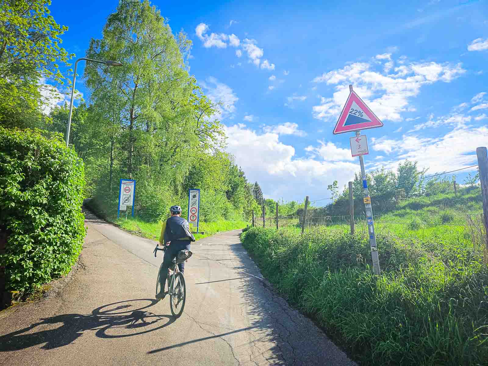 Un ciclista percorre una salita molto ripida nella Corsa dei Paesi Bassi.