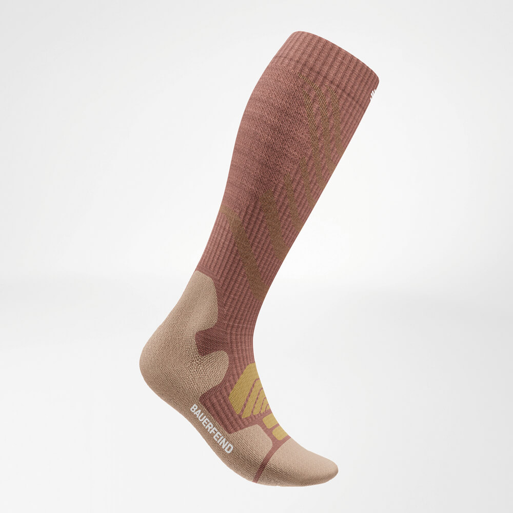 Vista completa delle Merino Outdoor Socks in una tonalità corallo classica. Design funzionale e materiali di alta qualità si uniscono per un’eccellenza outdoor.