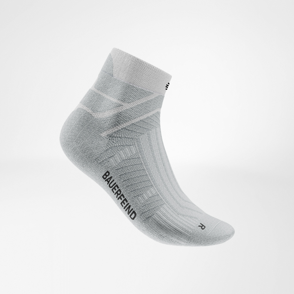 Calza bianca Run Performance Low Cut di Bauerfeind in vista laterale, con motivo a maglia visibile, zone traspiranti e scritta Bauerfeind sul lato esterno.