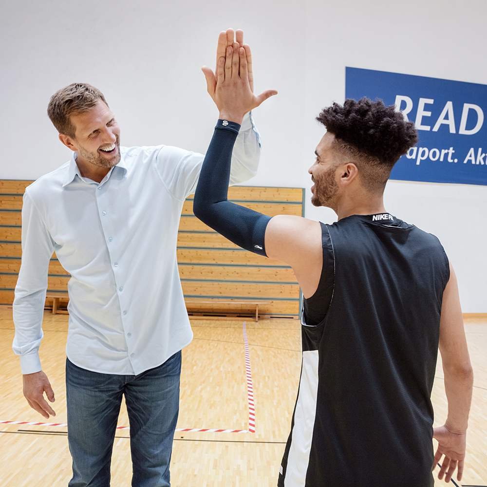 Dirk Nowitzki e un giocatore di basket che indossa la manica del braccio di Dirk Nowitzki Edition.