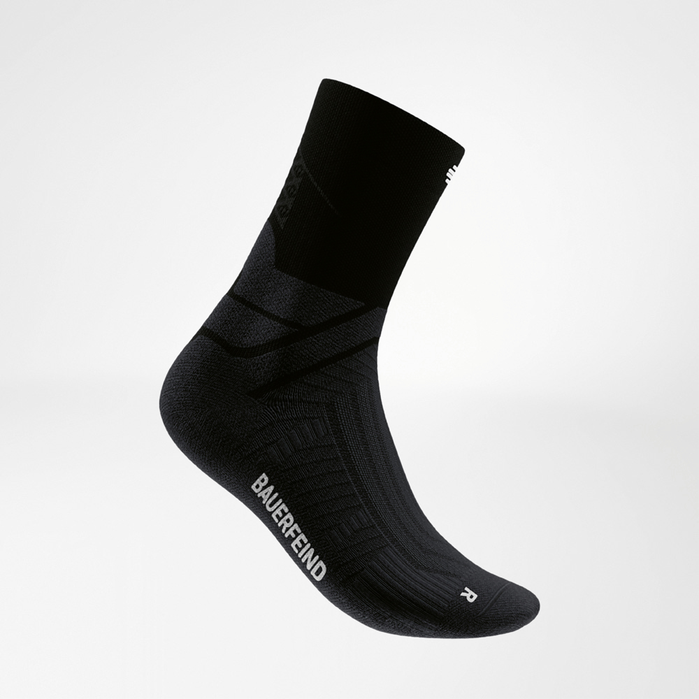 Vista laterale di una calza da running midcut nera di Bauerfeind con logo a contrasto e vestibilità ergonomica. Progettata per stabilità e grip durante le corse veloci, unisce performance e stile essenziale.