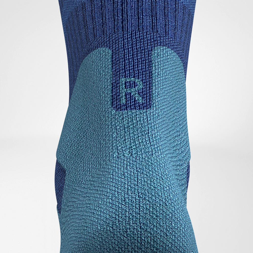Calzini da trekking merino di media lunghezza dettaglio azzurro di achille comfort Registrazione dettagliata della zona di comfort di Achille del Merino di mediumi blu scuro - calzini escursionistici