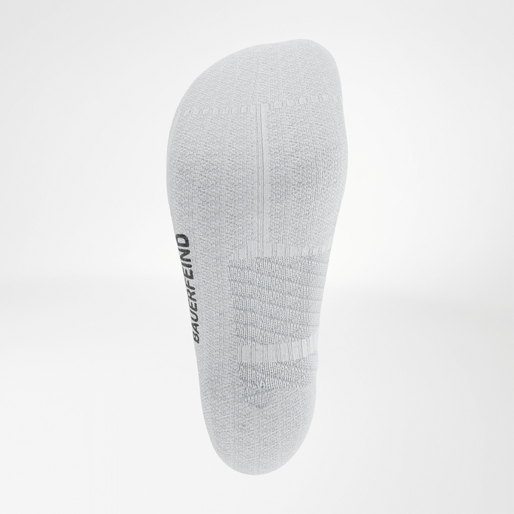 Vista posteriore delle Run Performance Midcut Socks nere con dettagli rossi. La suola presenta una struttura a maglia funzionale, con il logo Bauerfeind ben visibile sul lato.