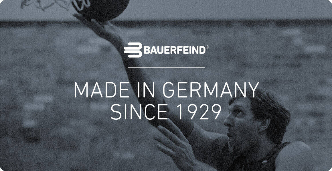 Dirk Nowitzki il logo Bauerfeind e il testo "Made in Germania dal 1929" al cestino in bianco e nero sopra