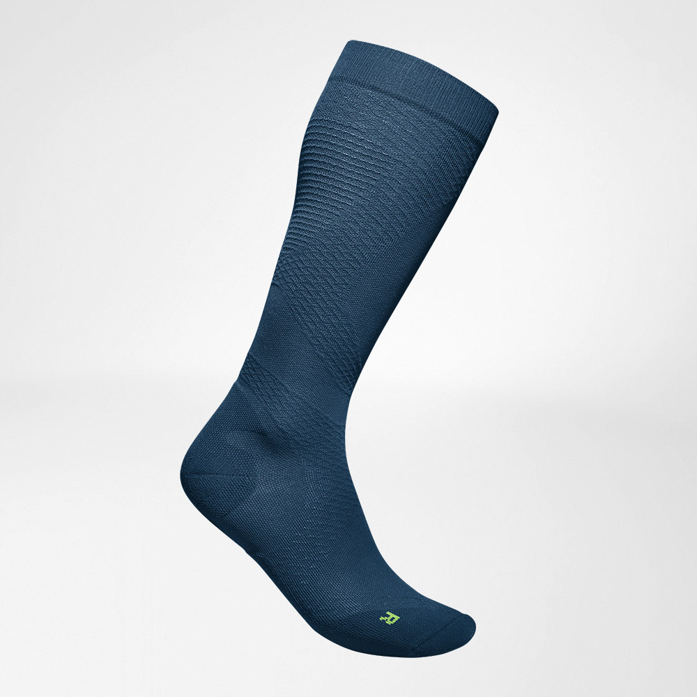 Vista completa laterale delle calze a compressione ariose blu e a maglia da eseguire