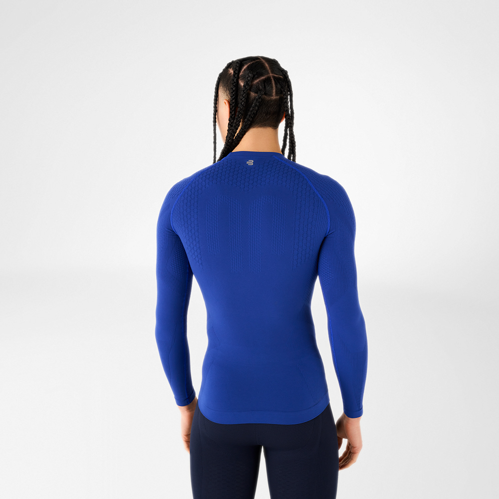 Vista posteriore di un uomo con maglia a maniche lunghe blu aderente con design testurizzato