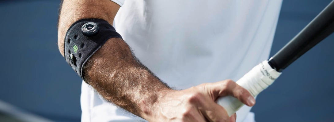 Badminton Player che trasporta una clip del gomito per alleviare gli archi a tennisel