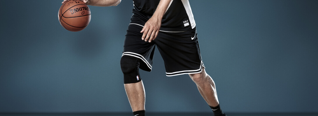 Giocatori di basket quando dribbla indossa un supporto per il ginocchio sportivo Dirk Nowitzki Edition