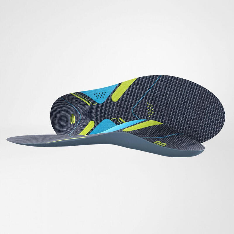 Inserto per scarpe da corsa con kern di pesi Due scarpe inserite uno sdraiato l'altro sdraiato sul lato accanto ad esso sullo sfondo grigio
