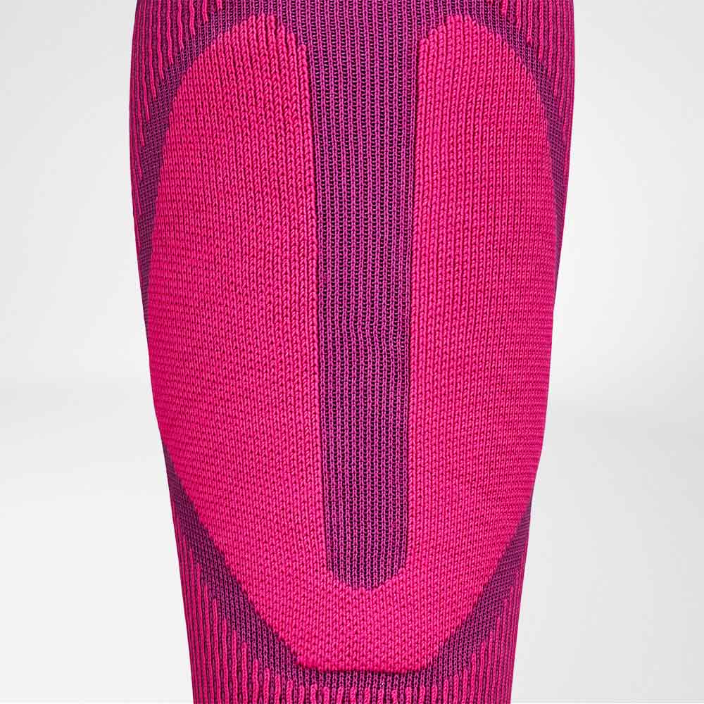 Vista dettagliata sulla zona di protezione dei vitelli di Sportsocke rosa per lo sci