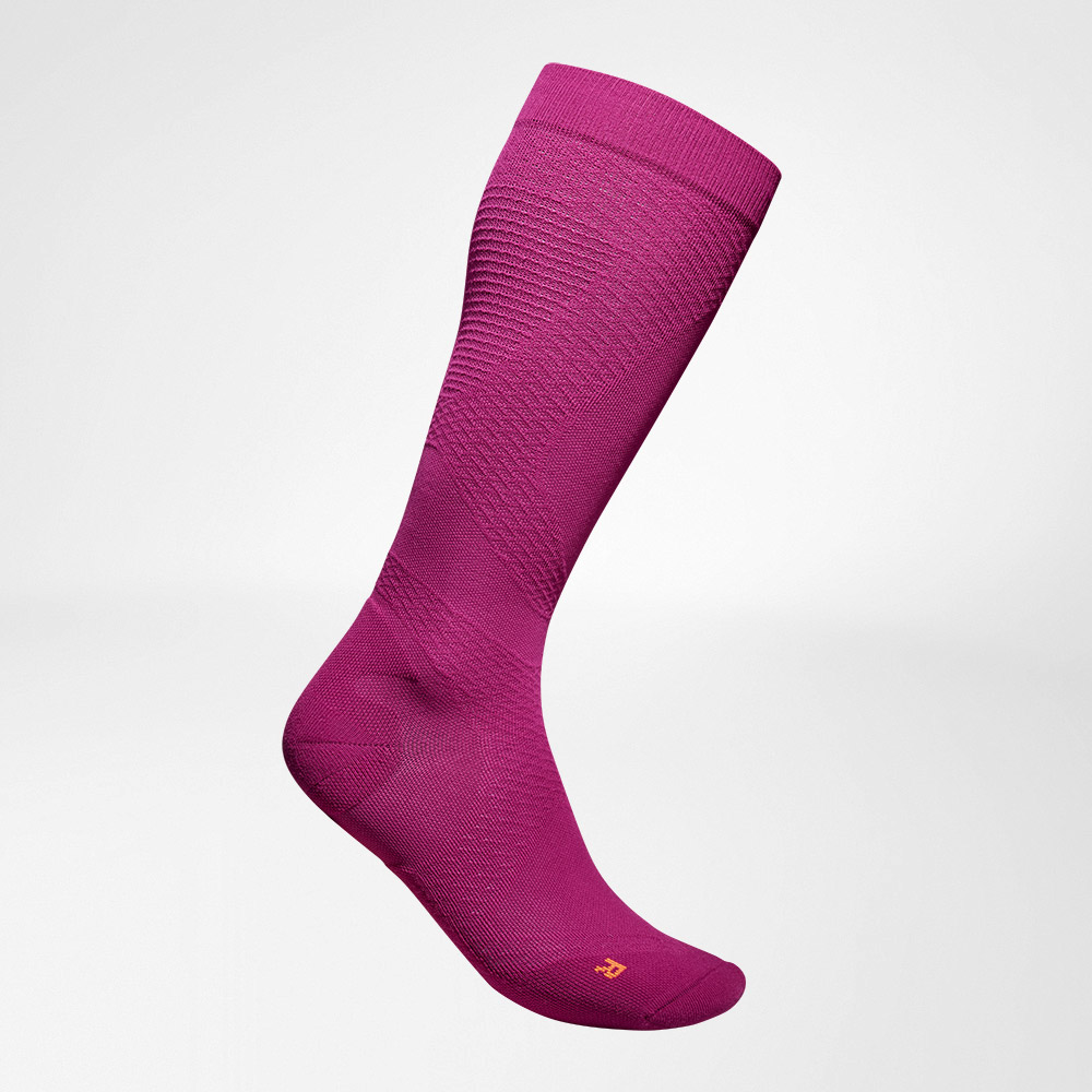 Calzini a compressione Sport UltraLight Berry Side View Vista completa laterale delle calze a compressione a trasmissione ariose colorate.