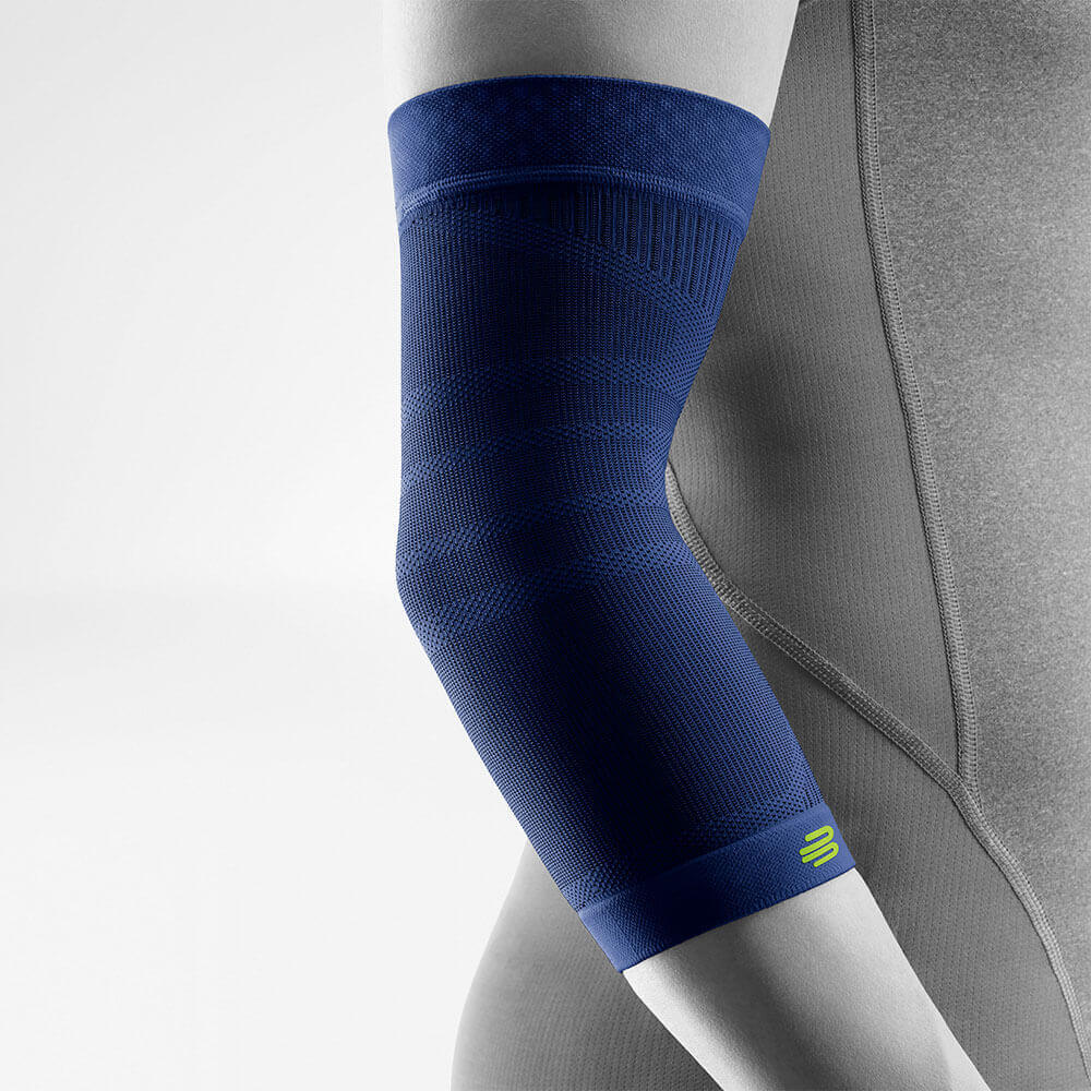 Vista laterale blu scuro Ellenbogensleeve Vista completa del blu scuro Sportsleev per il gomito sul corpo grigio stilizzato