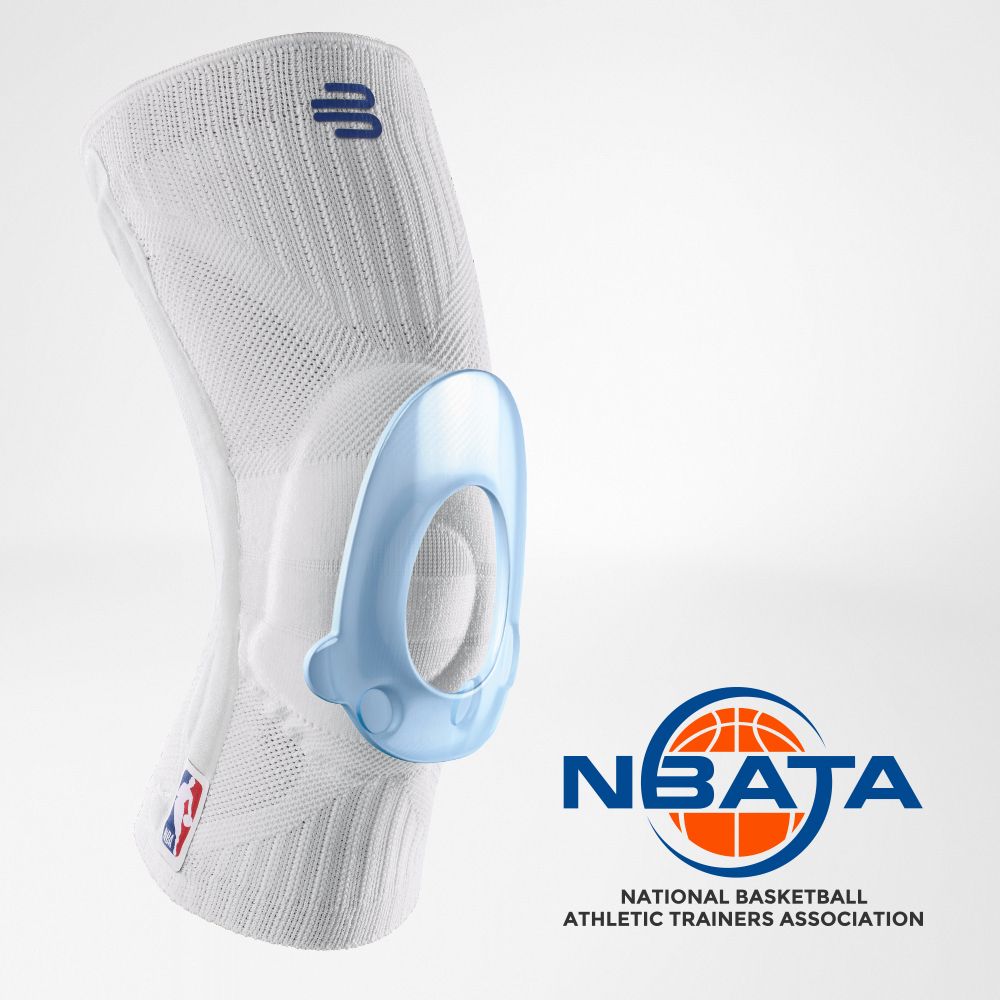 Vista completa del supporto per il ginocchio bianco NBA con un logo NBATA aggiuntivo e pelotte nella foto
