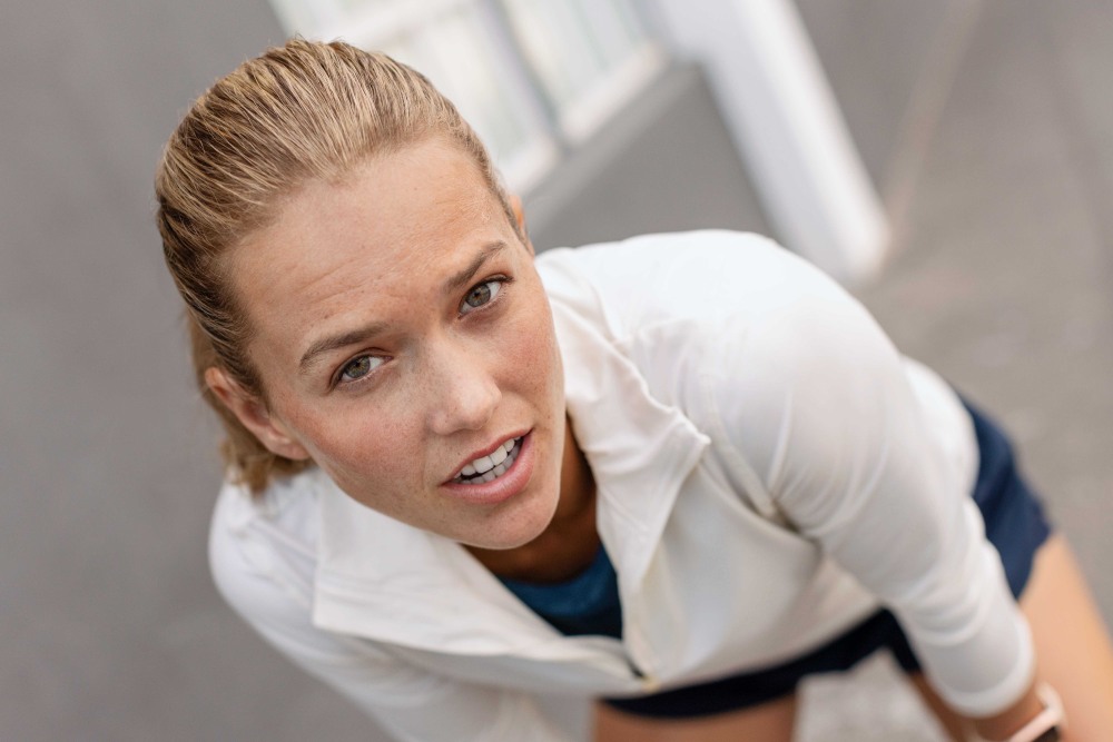 Vuoi gestire una maratona? Quindi pensa a alcuni punti Donna bionda con un maglione sportivo bianco guarda direttamente nella telecamera