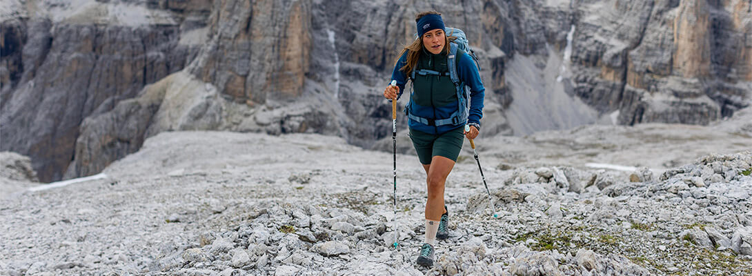 Escursione avventurosa in montagna su terreno roccioso nelle Alpi Donna che fa escursioni su un terreno roccioso nelle Alpi.