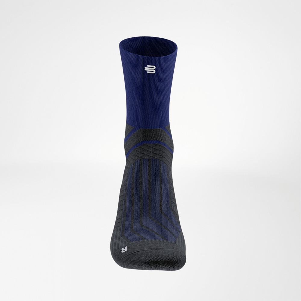 Vista frontale delle Run Performance Midcut Socks in blu con parte del piede nera e zone funzionali mirate per supporto e comfort durante la corsa.