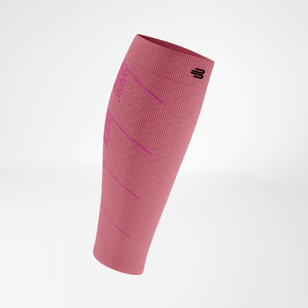 Vista dettagliata di una manica a compressione rossa per il polpaccio. Il tessuto elastico senza cuciture con zone funzionali integrate è chiaramente visibile. La sleeve aderisce perfettamente e offre stabilità e supporto nello sport.