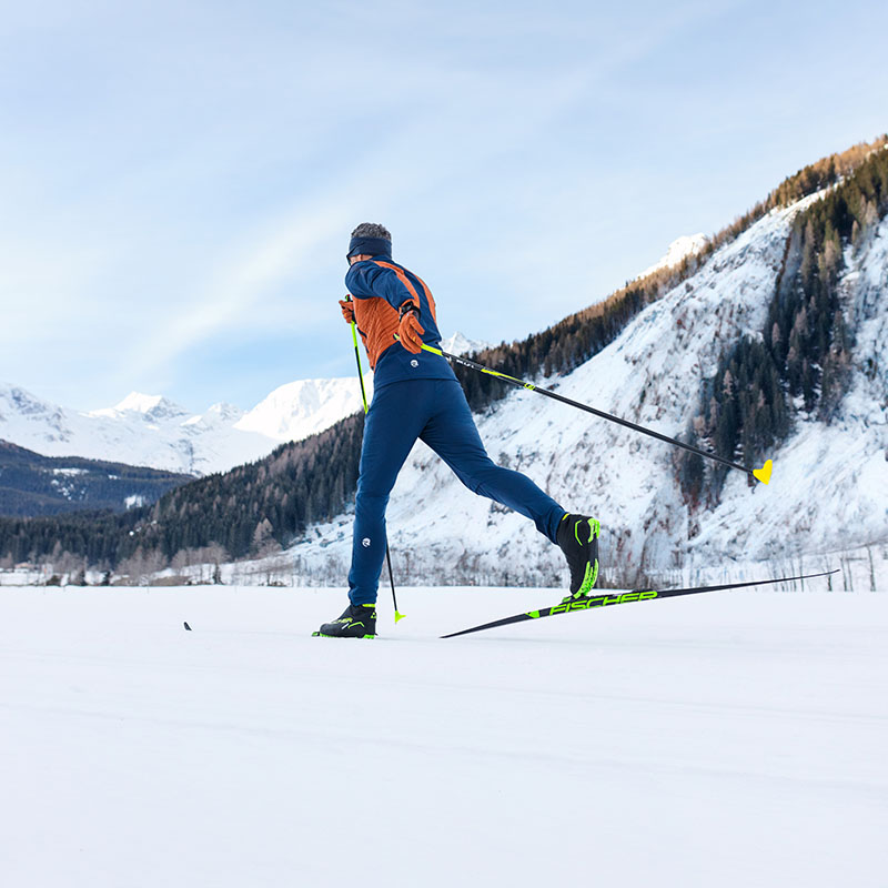 Sci di fondo nelle Alpi Si vede un uomo che fa sci di fondo sulle Alpi