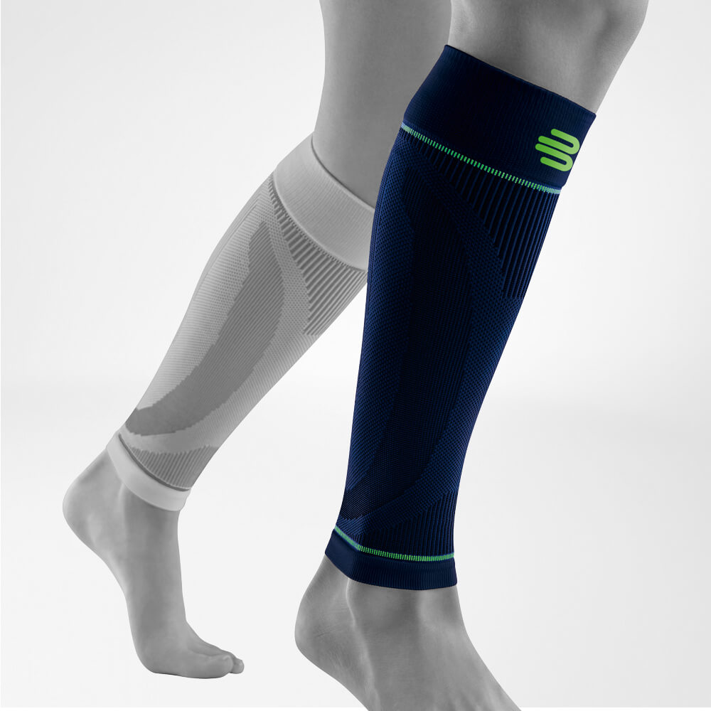 Vista completa delle maniche sportive con gambe inferiori blu sulla gamba grigia stilizzata