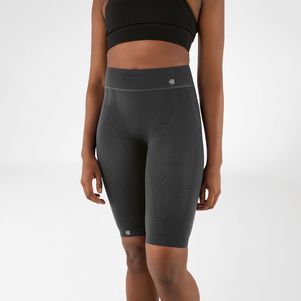 Parte inferiore del corpo di una donna che indossa pantaloni sportivi al ginocchio di colore antracite