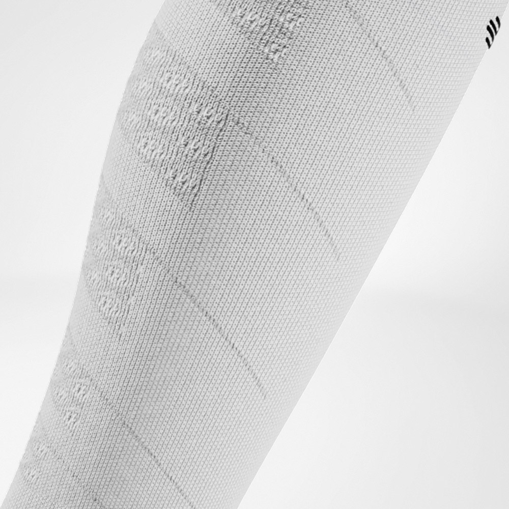 Dettaglio di una manica a compressione bianca con trama lavorata. Un design essenziale che unisce stile e prestazioni.