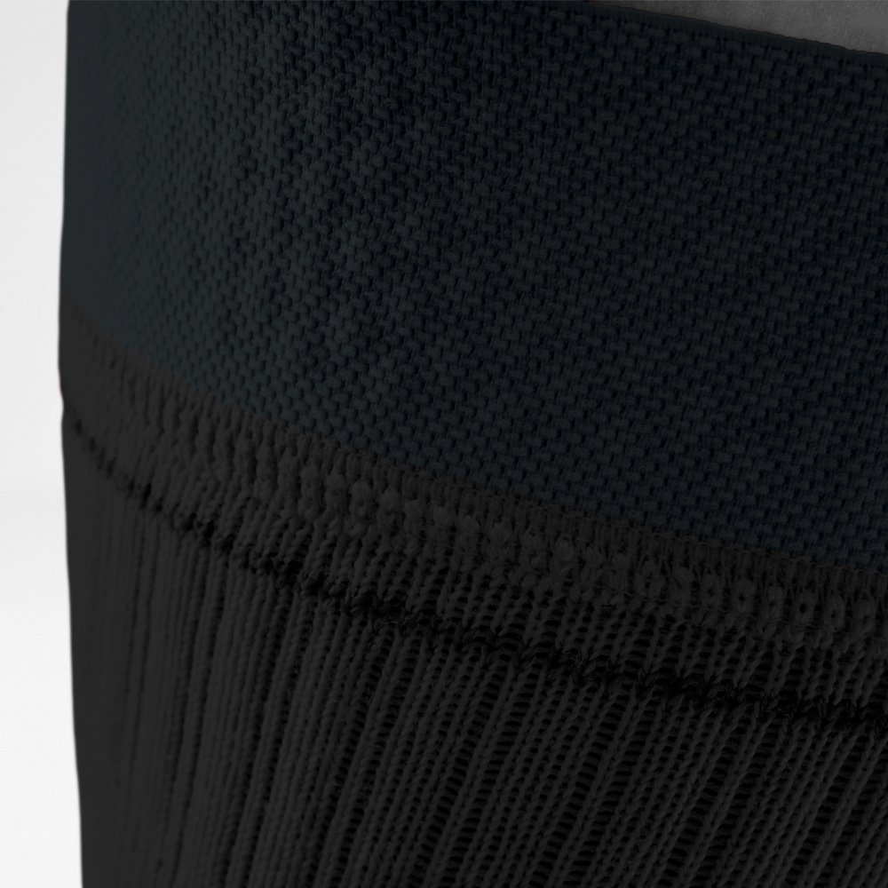 Dettaglio del bordo superiore lavorato a maglia della ginocchiera nera, evidenzia la qualità e il materiale traspirante.