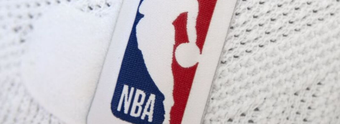 Kniebandage NBA Registrazione dettagliata Primo piano dei loghi NBA sul supporto per il ginocchio sportivo bianco NBA
