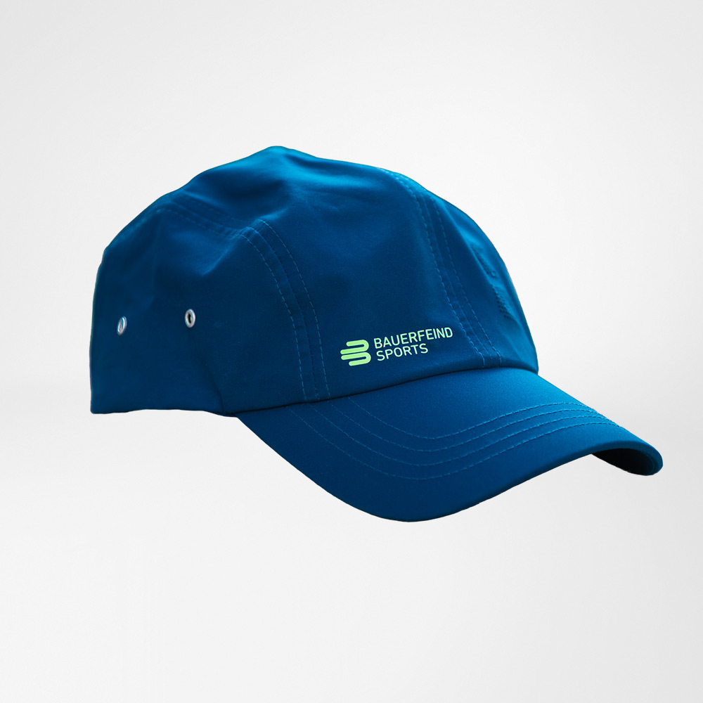 Cappellino blu Bauerfeind Sports con logo verde su sfondo chiaro – protezione sportiva per gli allenamenti al sole.