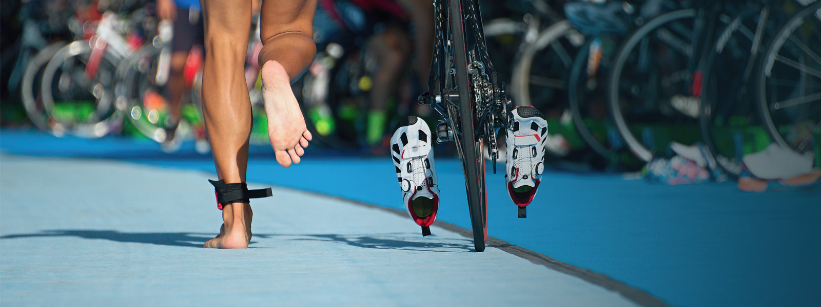 Triathlon Wechhselzone Il triatleta è in viaggio per la zona di transizione nel triathlon