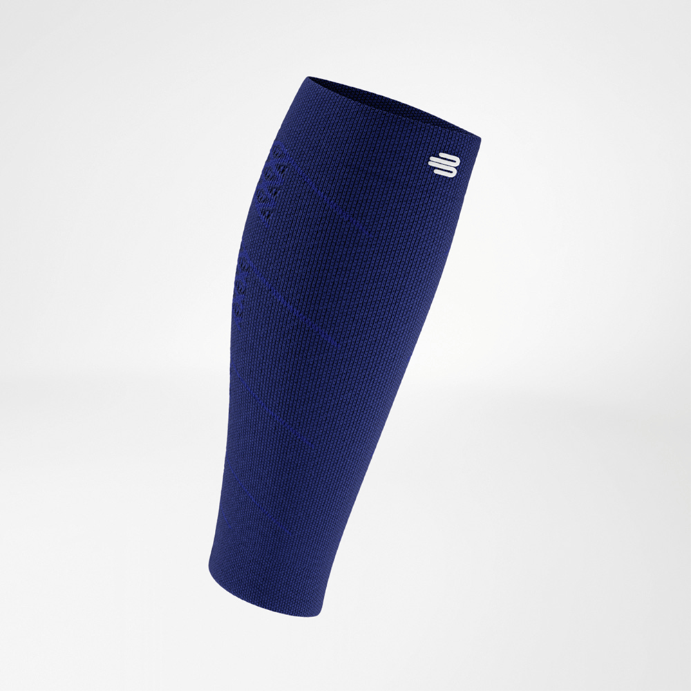 Sleeve a compressione blu per il polpaccio in vista frontale, con struttura a maglia marcata e logo bianco sul bordo superiore. La forma si restringe anatomicamente verso il basso.