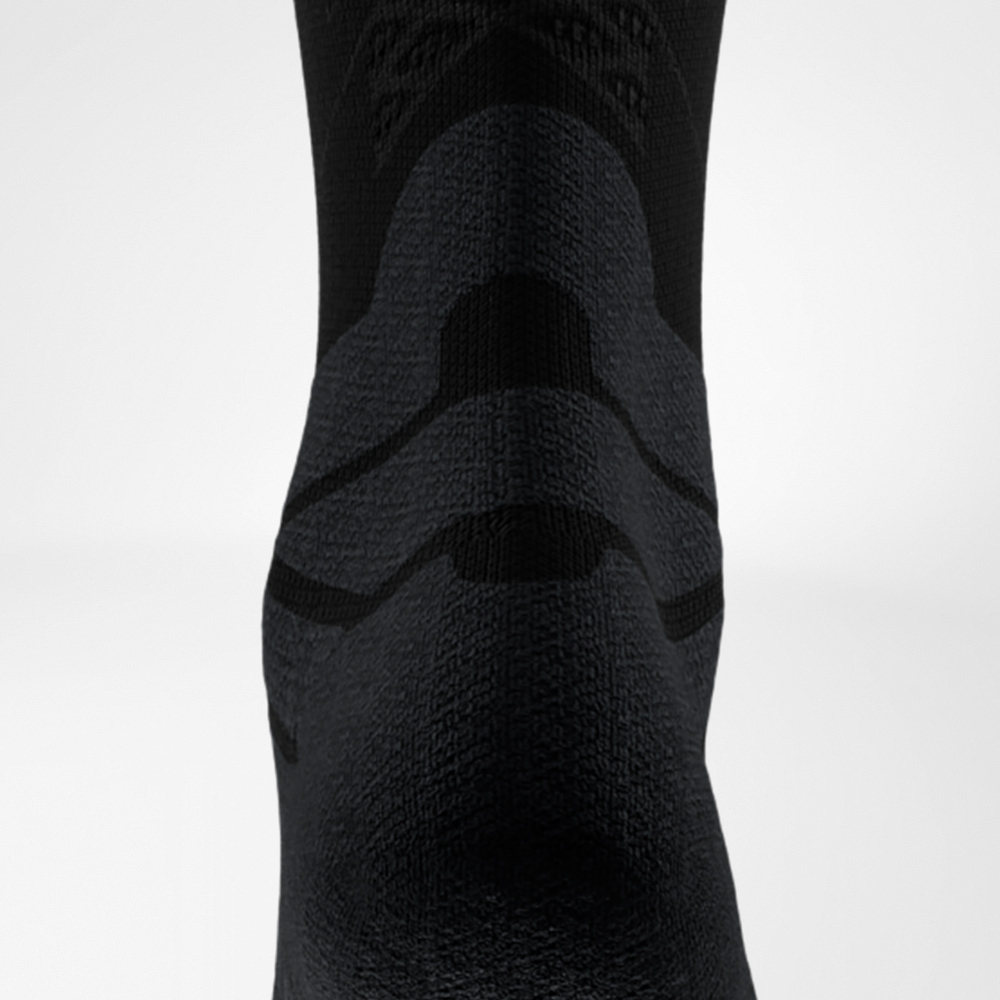 Sollievo dove serve – Zona comfort per il tendine d’Achille Dettaglio di una calza da corsa con zona comfort per il tendine d’Achille per ridurre la pressione e l’attrito.