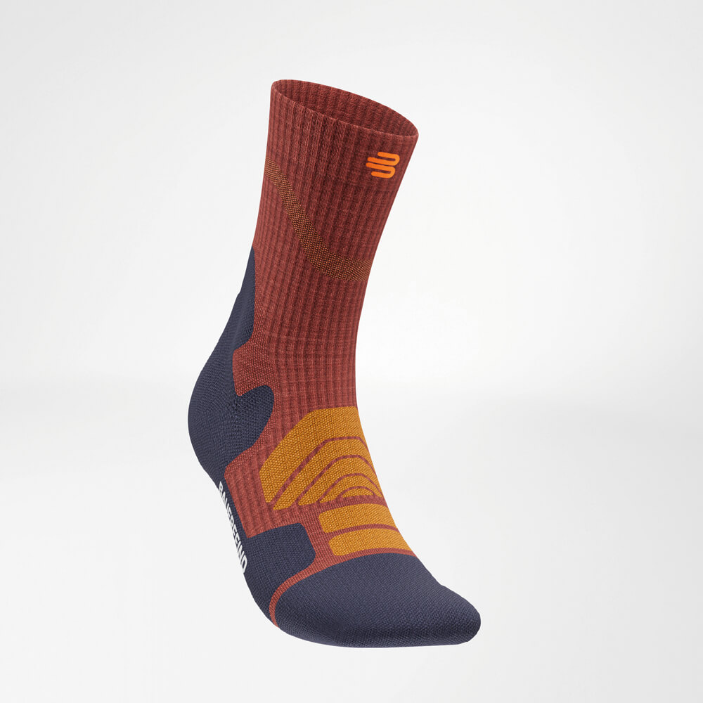 Vista angolata dei calzini Merino Outdoor Socks che evidenzia il design intelligente e le caratteristiche funzionali come zone traspiranti e rinforzi. Un must-have per gli amanti dell'outdoor.