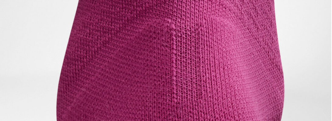 Vista dettagliata sulla zona di protezione del tendine di Achille delle calze a compressione a trasmissione a trasmissione ariosa di colore rosa e in esecuzione