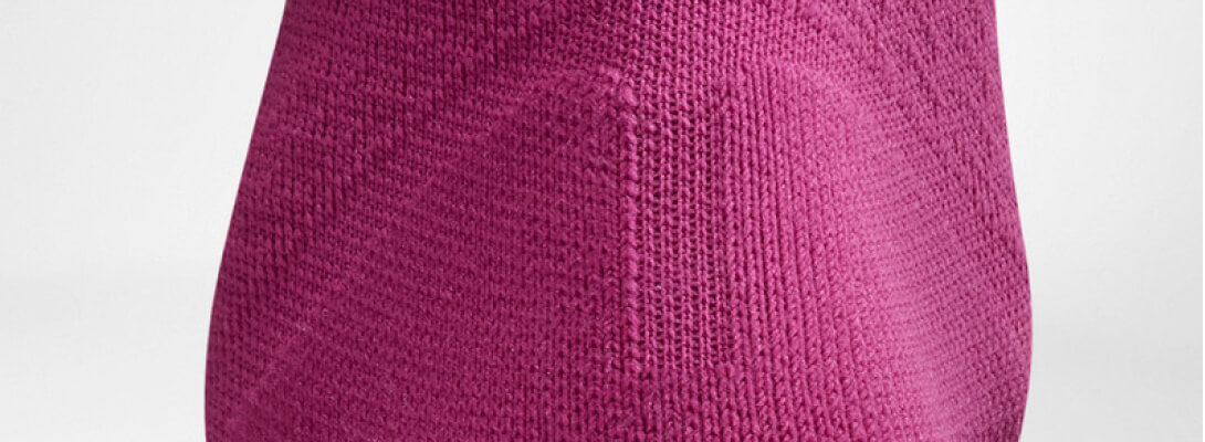 Calzini a compressione Sport Ultraight Berry Registrazione dettagliata Vista dettagliata sulla zona di protezione del tendine di Achille delle calze a compressione a trasmissione a trasmissione ariosa di colore rosa e in esecuzione