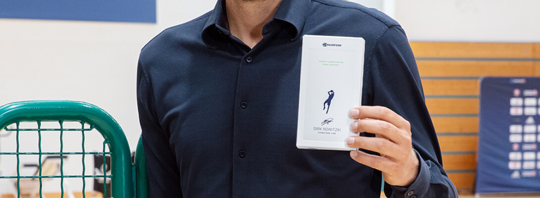 Dirk Nowitzki mostra la confezione delle maniche del ginocchio di Dirk Nowitzki Edition nella telecamera