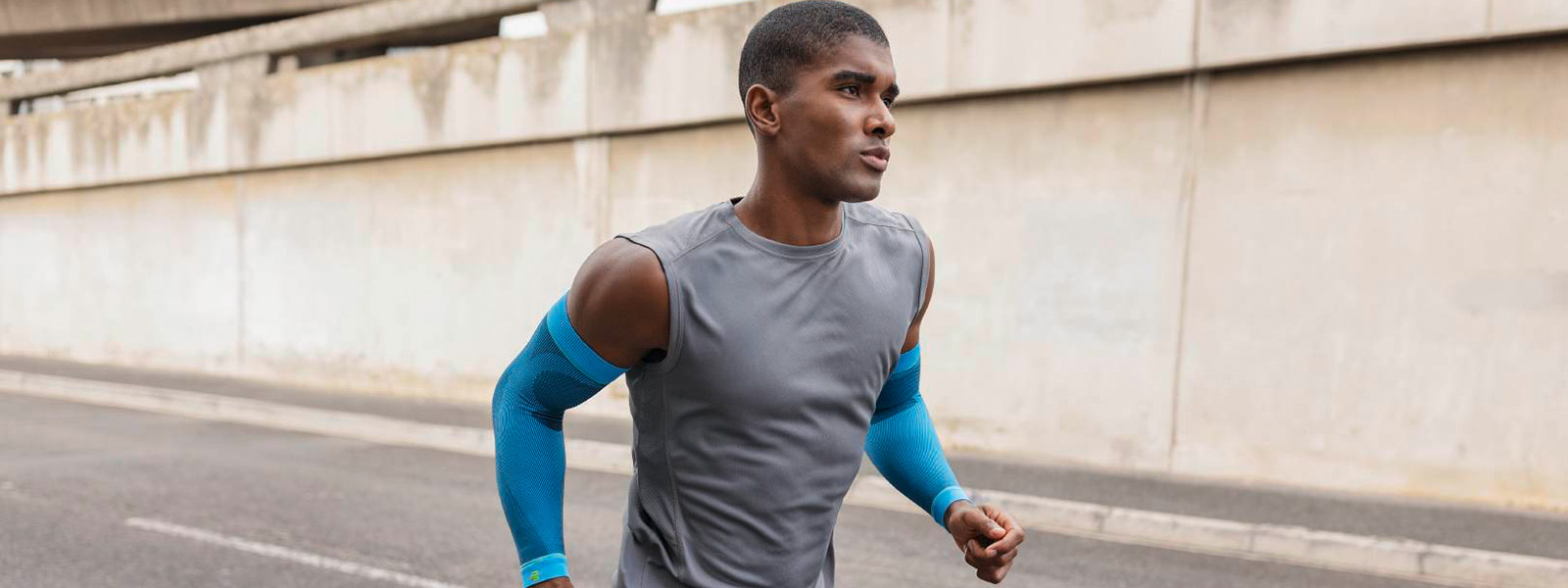 Maniche a compressione sportiva Arm Rivera che corre Jogs di uomo in città e ha maniche a braccio di compressione blu