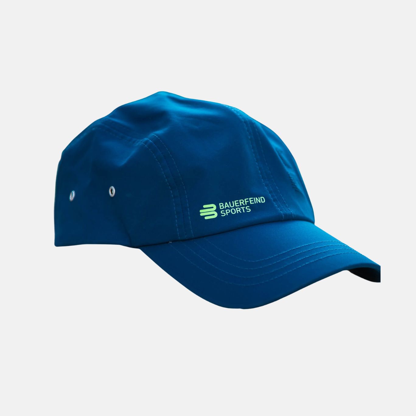 Cappellino blu Bauerfeind Sports con logo verde su sfondo chiaro – protezione sportiva per gli allenamenti al sole.