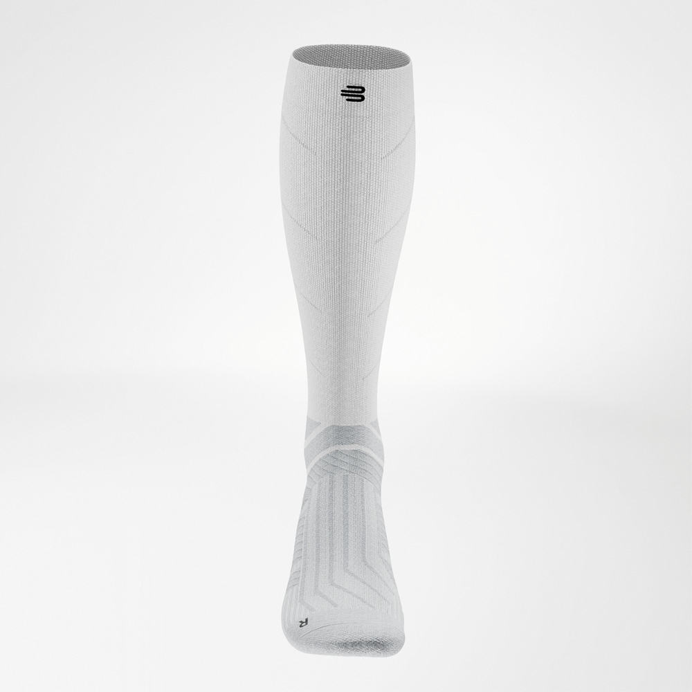 Vista frontale delle Run Performance Socks Long bianche con design simmetrico e zone di compressione evidenziate.