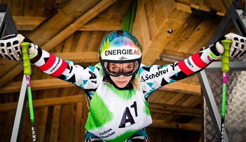 Il pilota di sci austriaco Andrea Limbacher nella casa di partenza di Ski Cross sembra concentrato