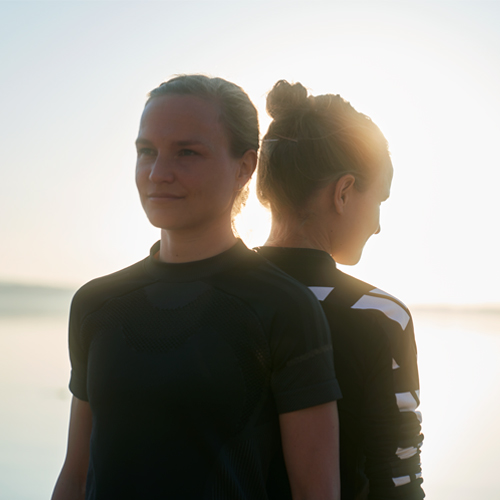 Anna e Lisa Hahner Long -Distance Runners Anna e Lisa si trovano indietro per un ritratto