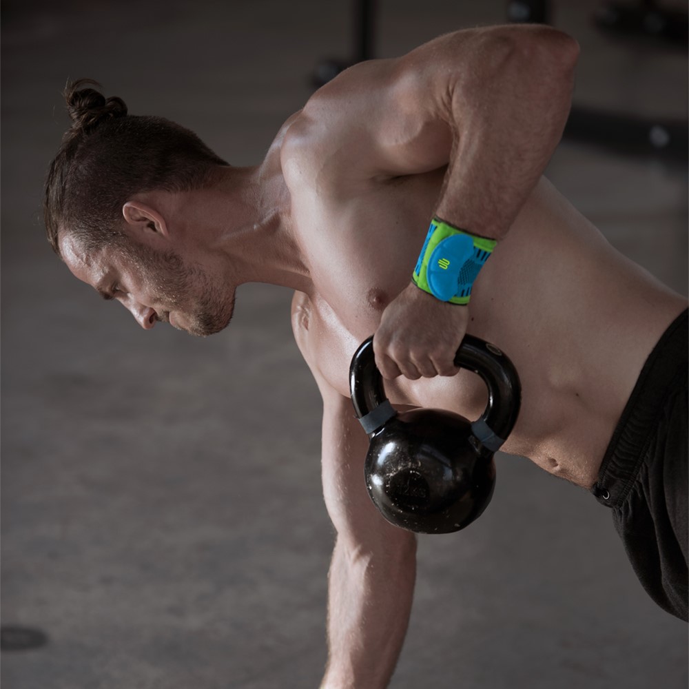 Uomo a Kettlebell Allenamento con bandage del polso per lo sport