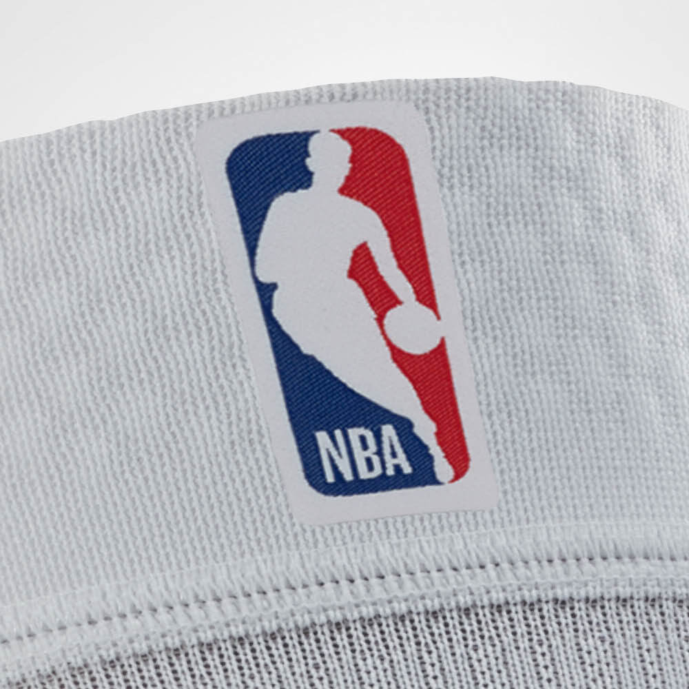 Logo di dettaglio bianco a manica ginocchio NBA Focus NBA logo sulla manica bianca del ginocchio NBA