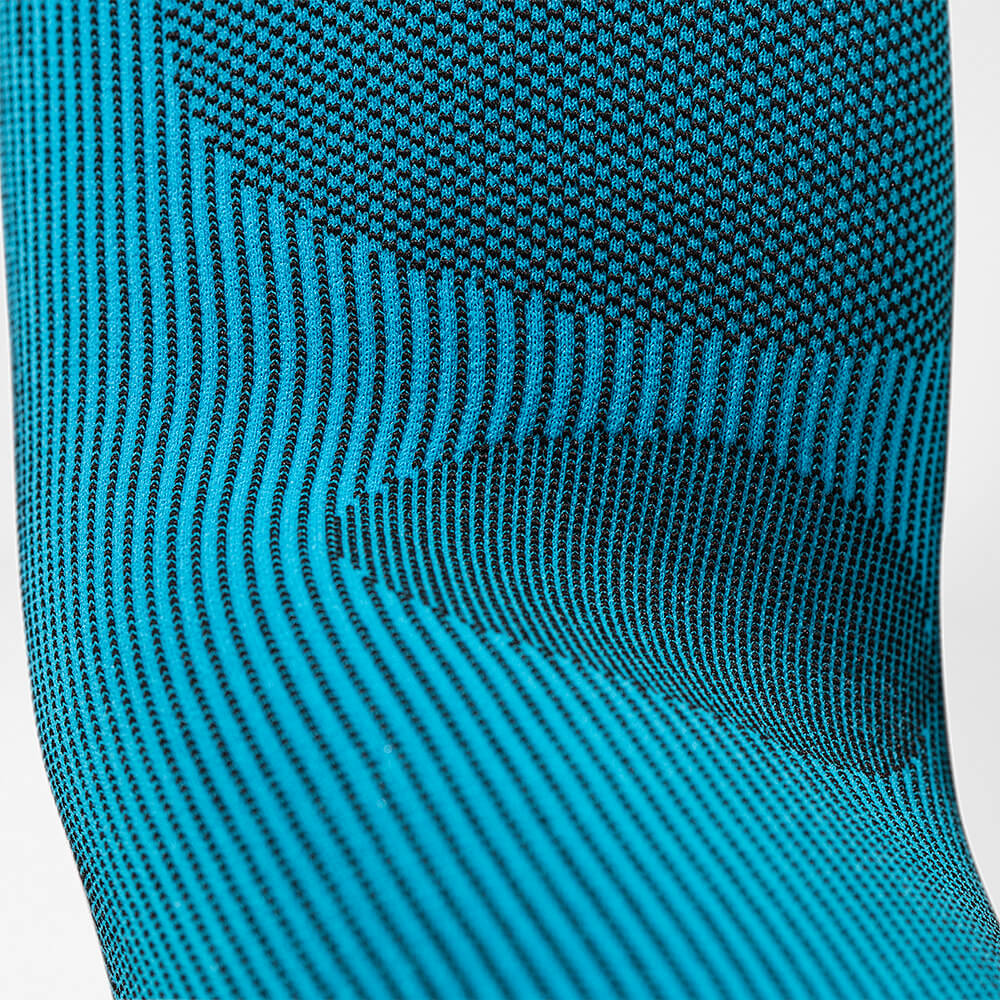 Vista dettagliata gomito all'interno con un corso a maglia della manica a compressione per il braccio